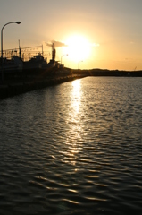 夕日と漁船