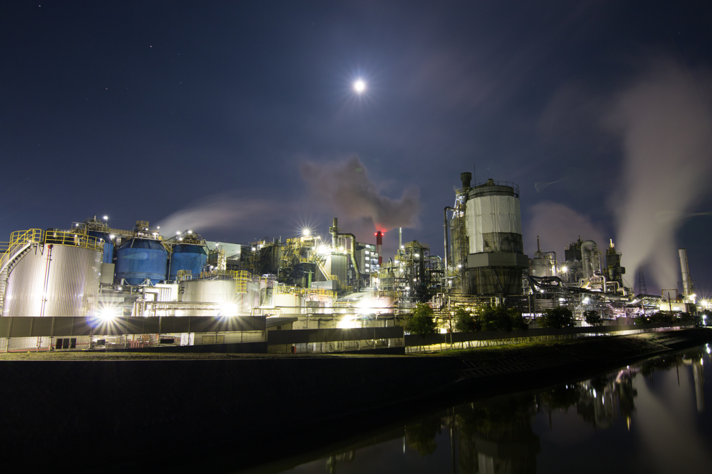 月夜の工場