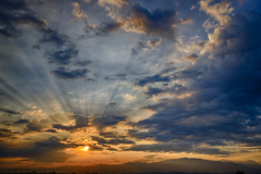 雲間から朝日射すHDR