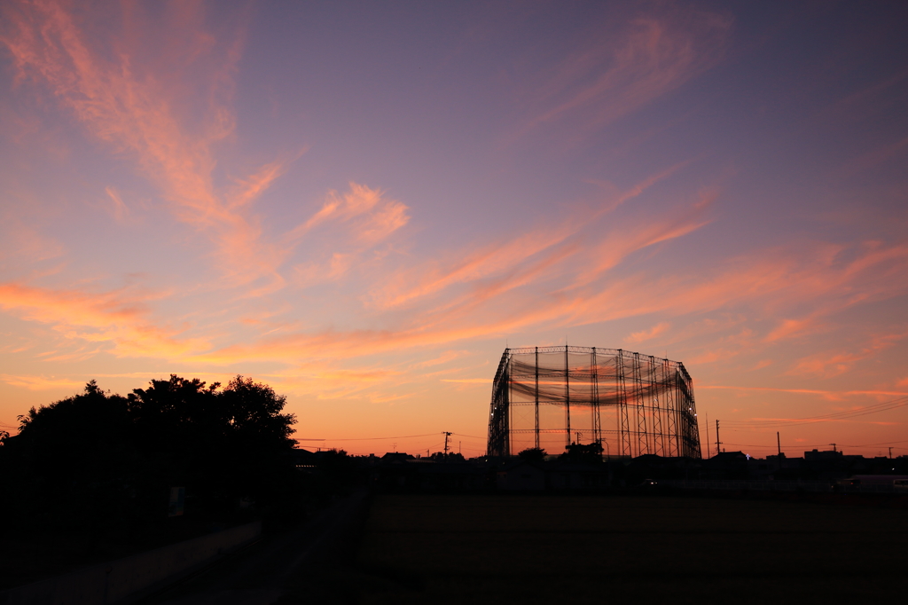 夕焼け空を背にして