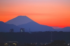 街の灯りと夕焼けの富士山