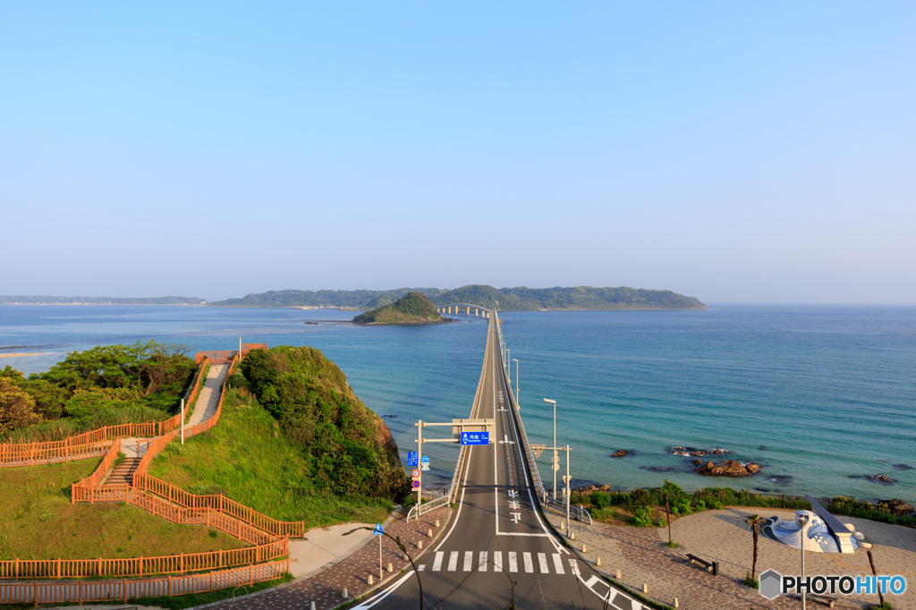 朝焼けに輝く角島大橋
