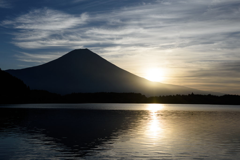 湖畔の夜明け