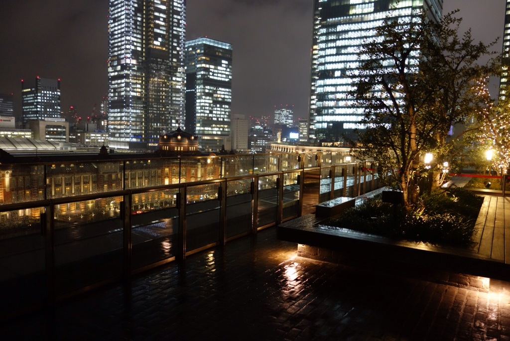 雨の東京駅とテラス