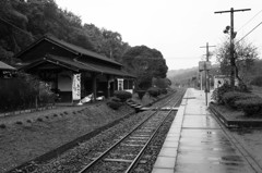晩秋雨の駅舎