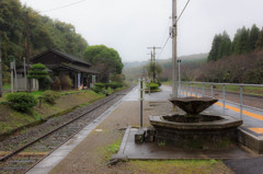 湧水盆と駅舎