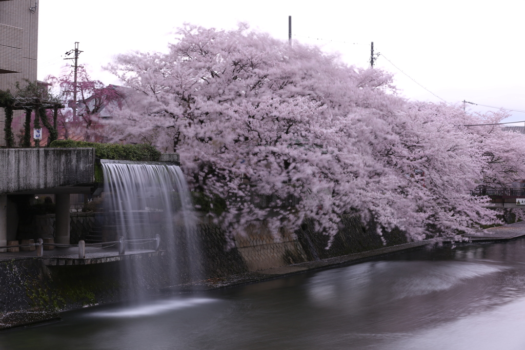 滝のトンネル