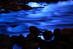 青色の川