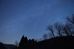 大山山麓に沈む冬の星座
