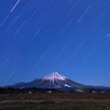 月夜の大山と春の星座