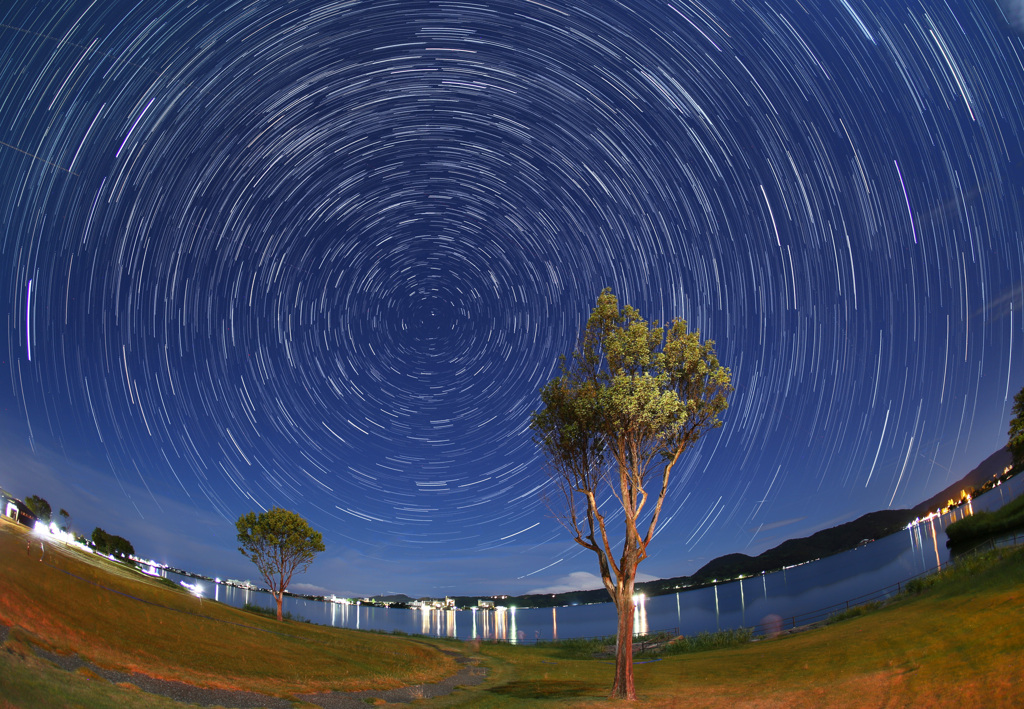 月夜の東郷湖と巡る北天の星