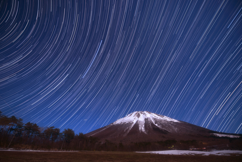 月夜の大山と昇る夏の大三角