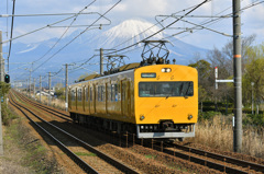 雪の大山とトースト列車