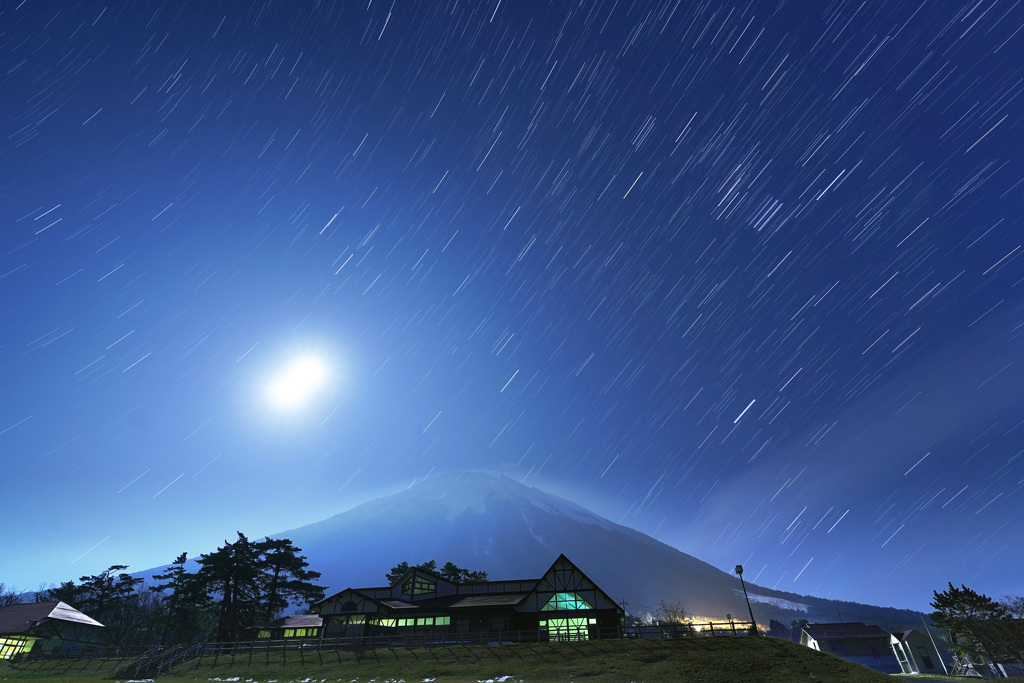 月夜の大山まきばと昇る冬の星座