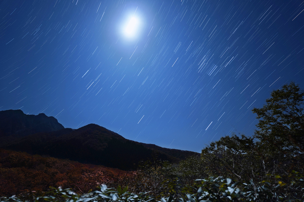 月夜の裏大山に昇る冬の大三角