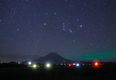 大山と昇るオリオン座