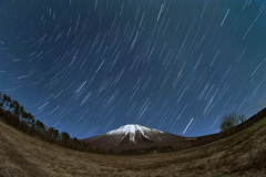 雪の大山と昇る夏の星座