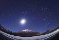 月夜の大山と昇る冬の大三角