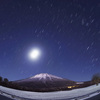 月夜の大山と昇る冬の大三角