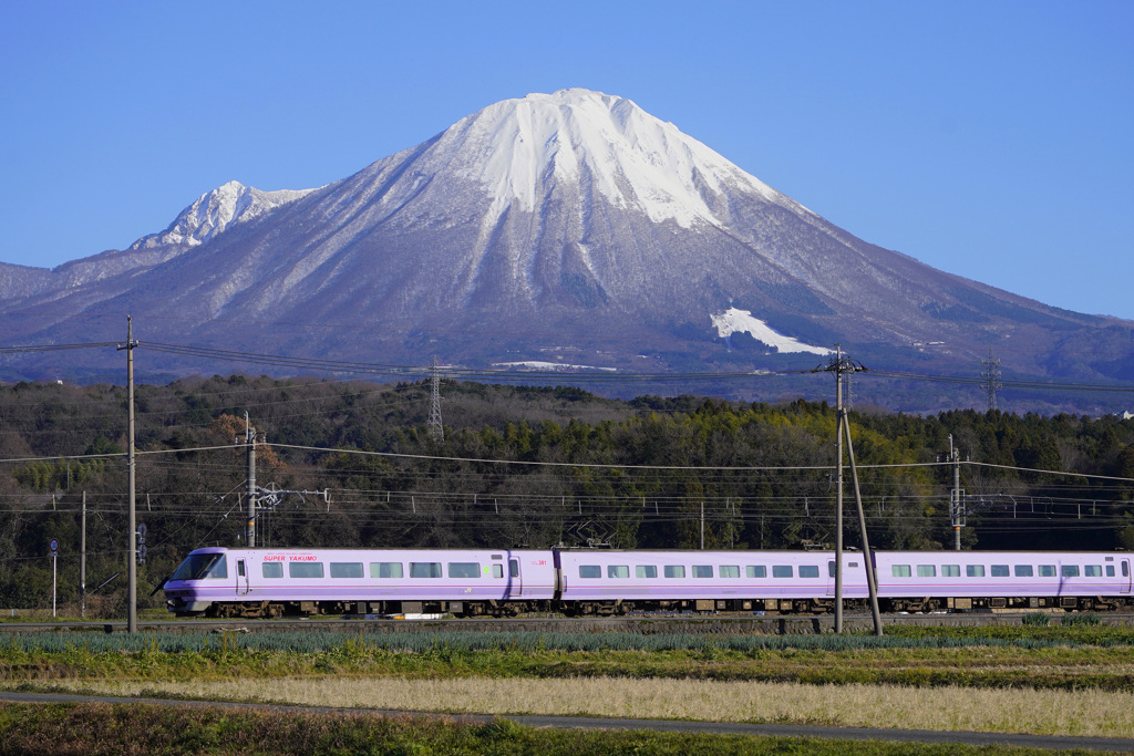 大山と特急スーパーやくも