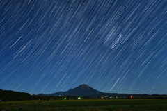 大山に昇るオリオン座と冬の大三角