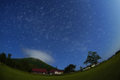 大山に湧く雲と昇る夏の星座