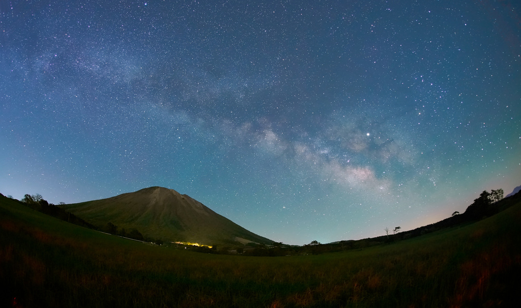 大山に昇る天の川