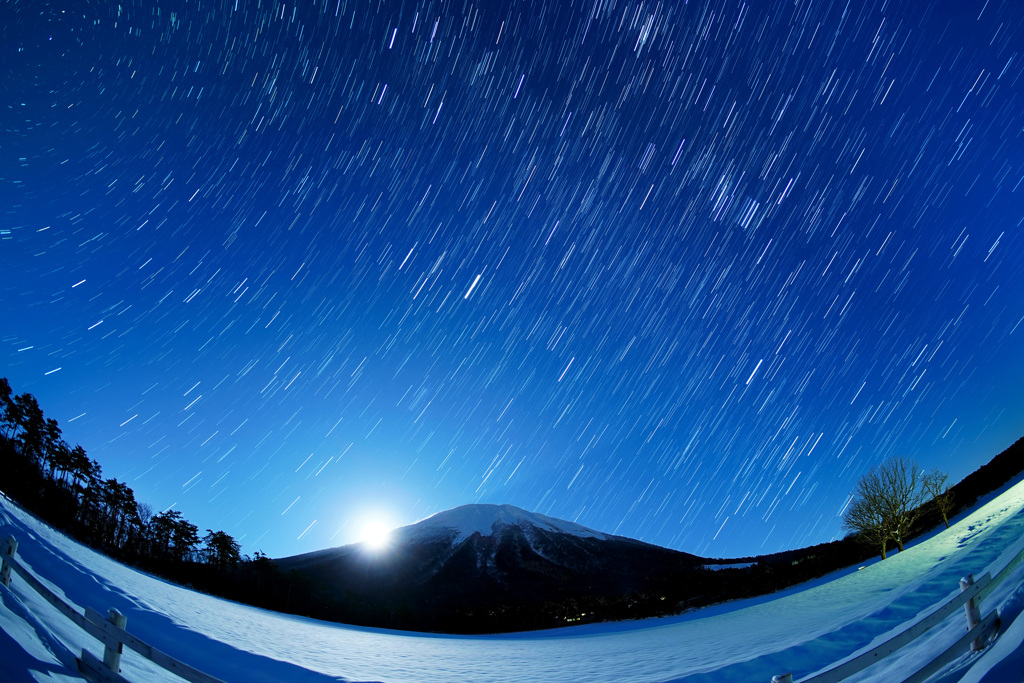 月の出の大山と冬の大三角