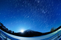 月の出の大山と冬の大三角