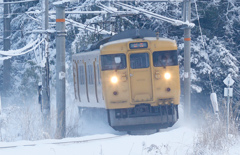 雪の伯備線115系