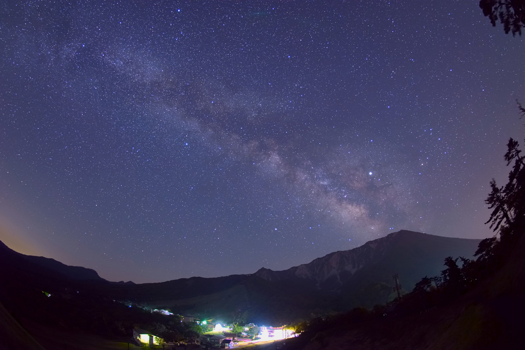 大山に昇る天の川と夏の大三角