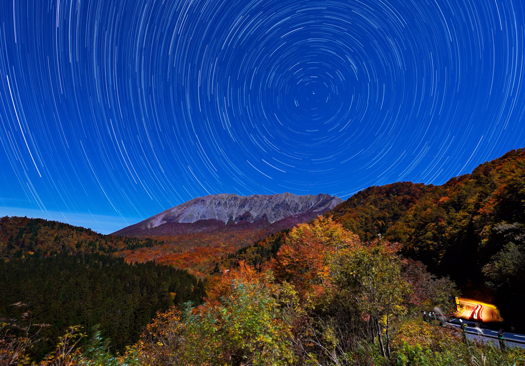 月夜の大山鍵掛峠紅葉