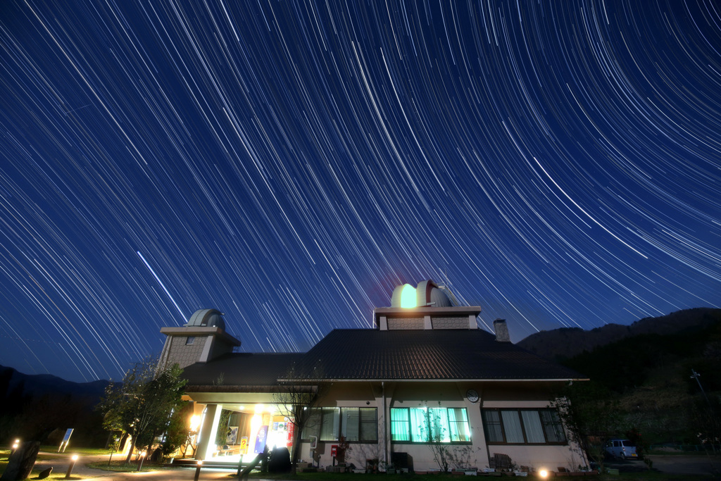 さじ天文台に沈む冬の星座
