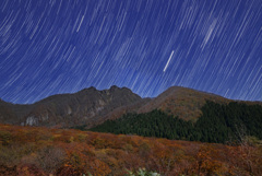 紅葉の奥大山に昇るぎょしゃ座・木星