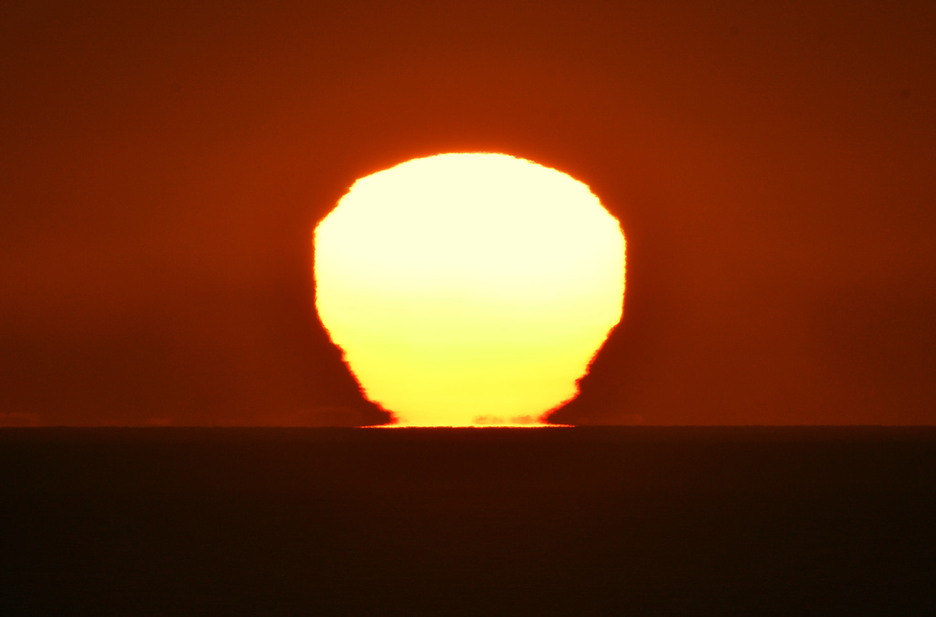 日本海に昇るダルマ朝日