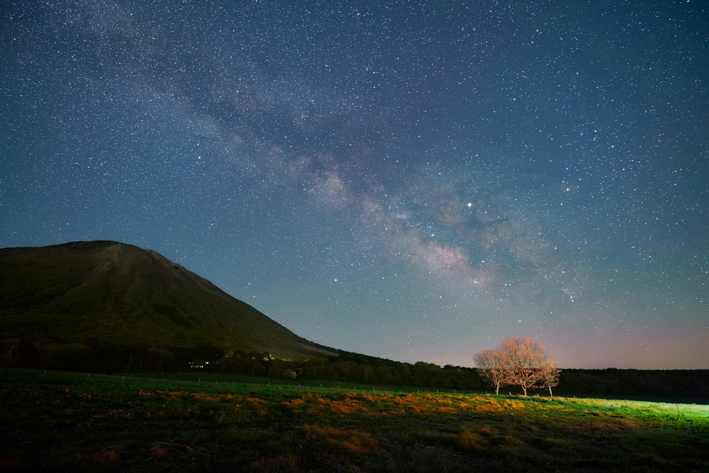 大山に昇る天の川