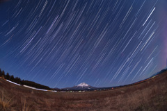 月夜の大山と昇る夏の星座