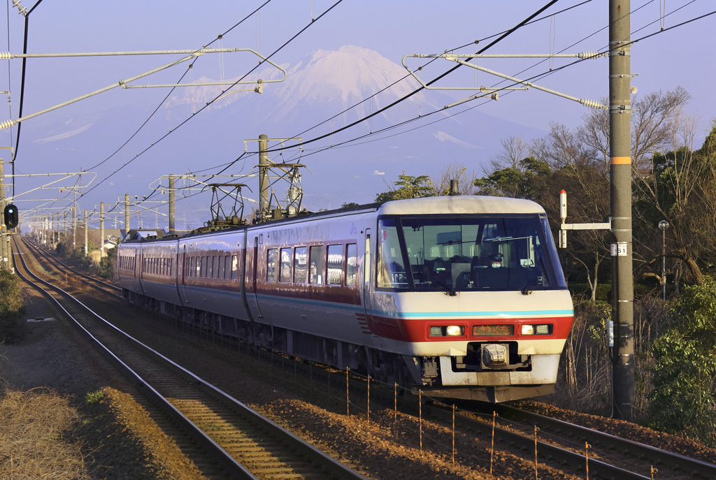 大山とスーパーやくも