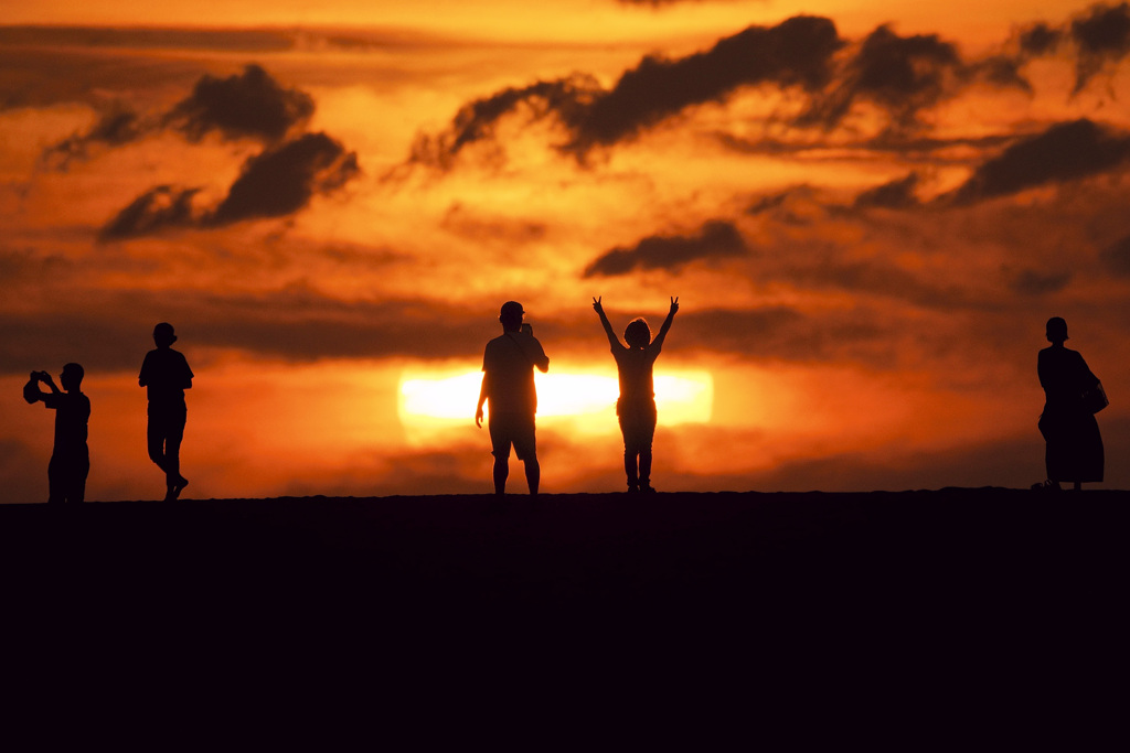 夕日の丘の人々