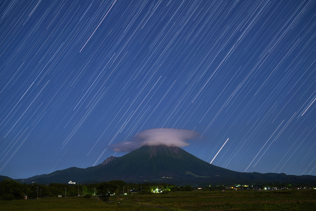 大山に湧く雲と昇る夏の星座