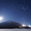 月夜の大山と昇る冬の大三角