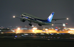 夜の伊丹空港