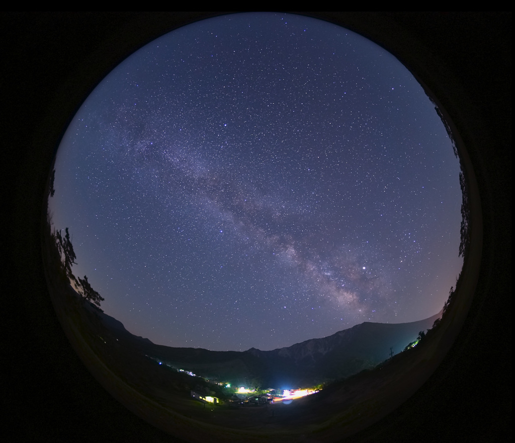 大山に昇る天の川と夏の大三角