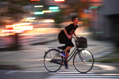 家路を急ぐ少年