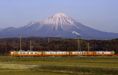 大山と特急やくも
