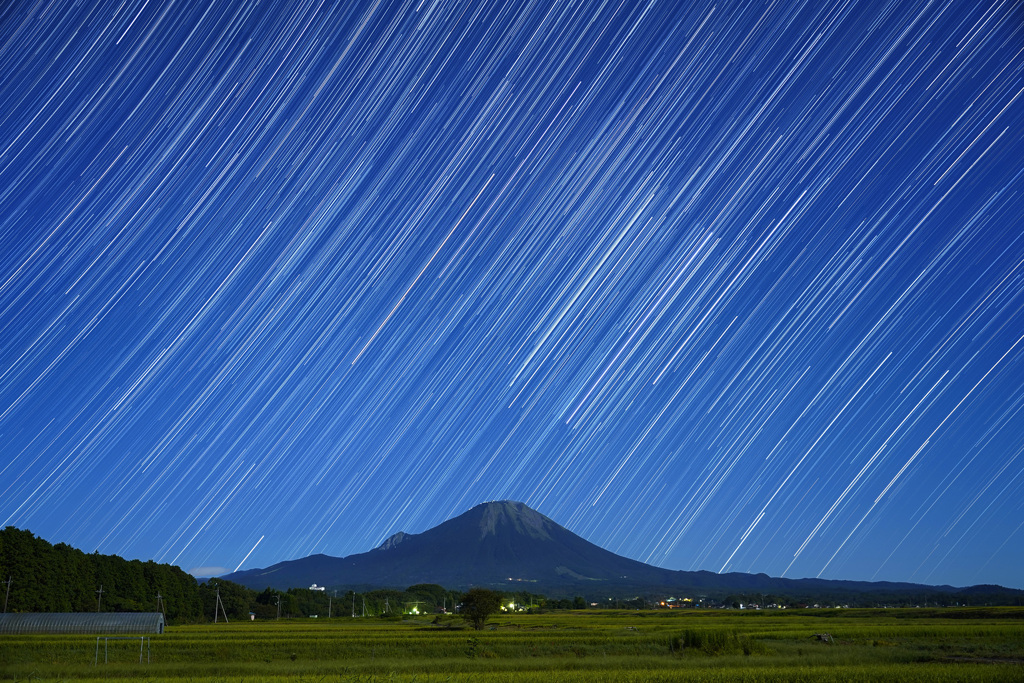 大山に昇るオリオン座