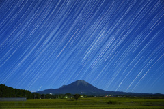 大山に昇るオリオン座