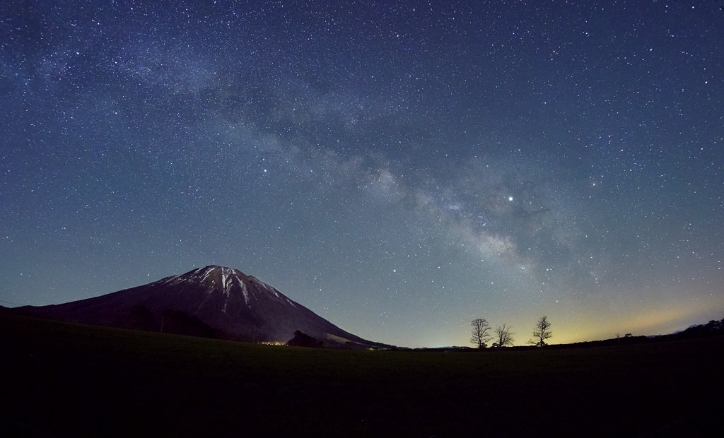 大山と昇る天の川