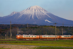 大山と特急やくも