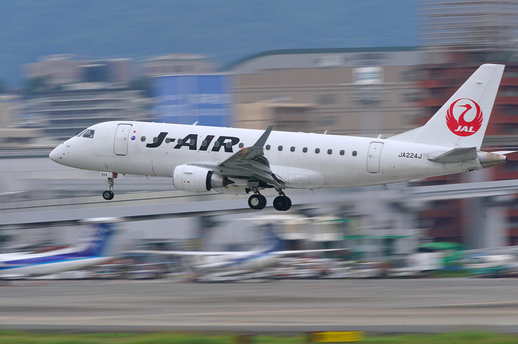 J-AIR E170 到着